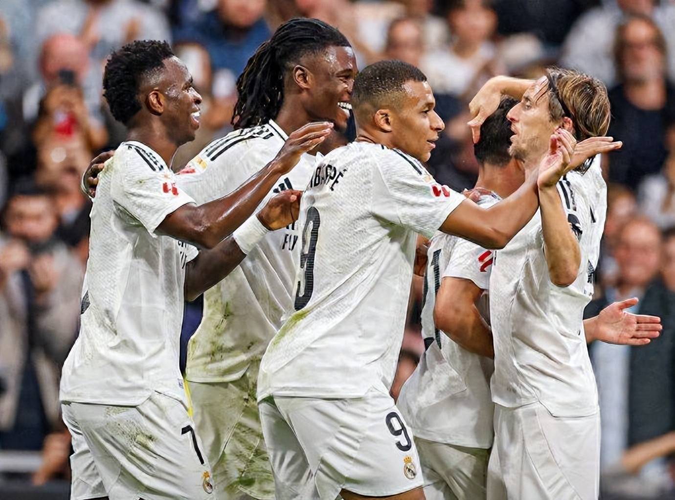 西甲榜首易主，巴萨退居第2，足坛第1人26场20球，2-1逆转！